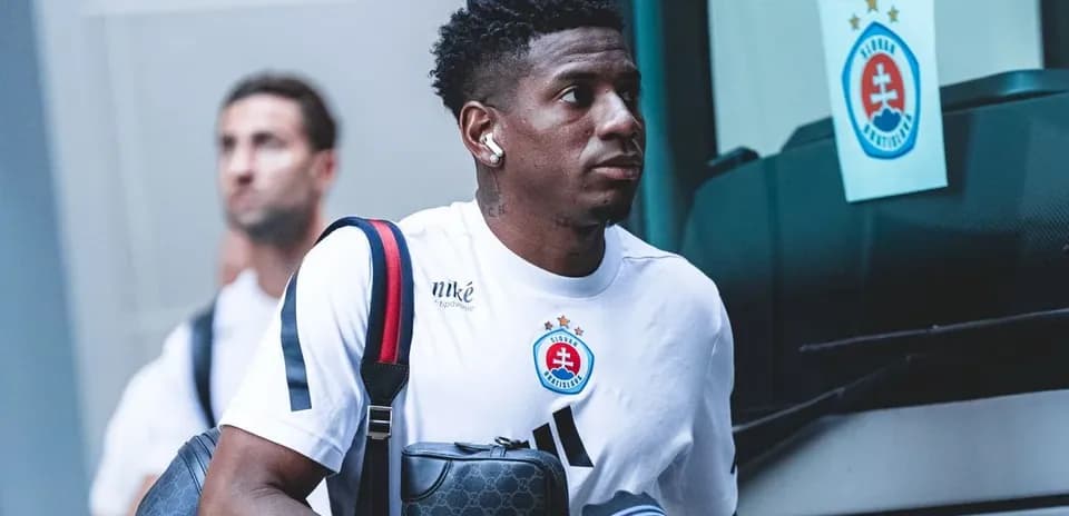 Jugador de Slovan Bratislava llegando al estadio