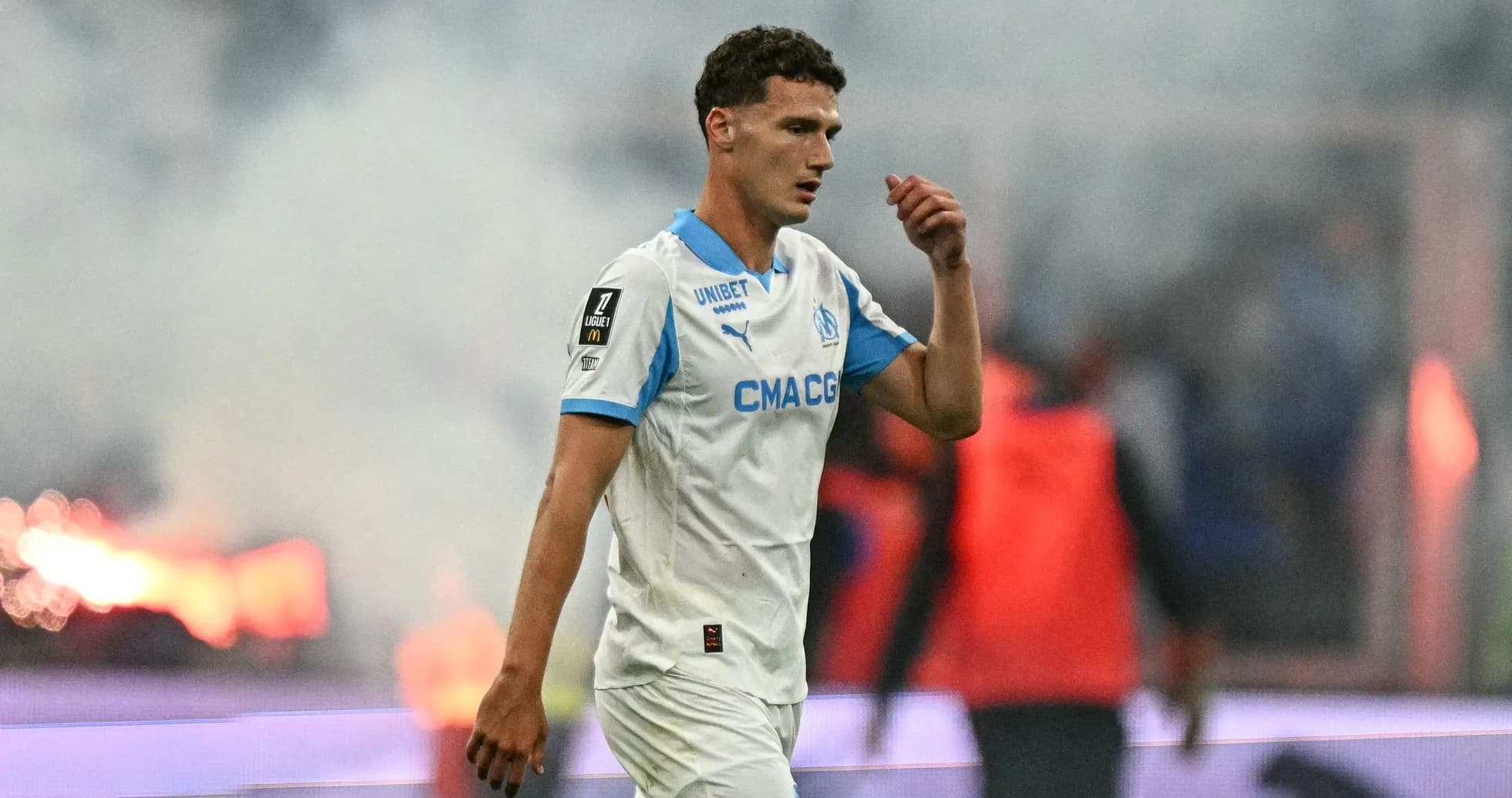 Jugador de Olympique de Marsella caminando en el campo