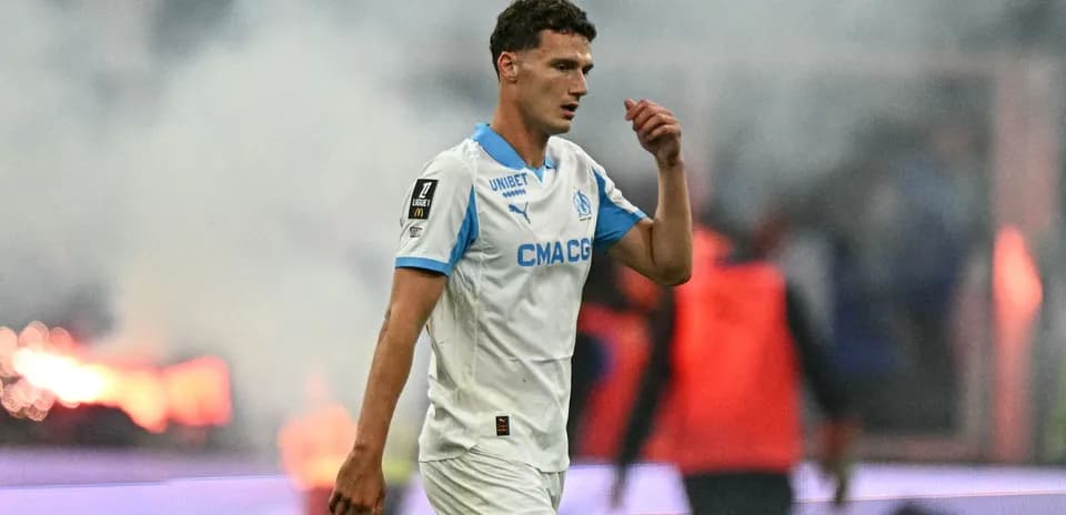 Jugador de Olympique de Marsella caminando en el campo
