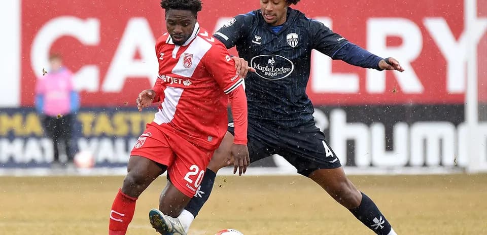 Jugador de Atlético Ottawa en acción durante el partido