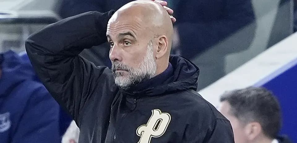 Entrenador tocándose la cabeza en el banquillo