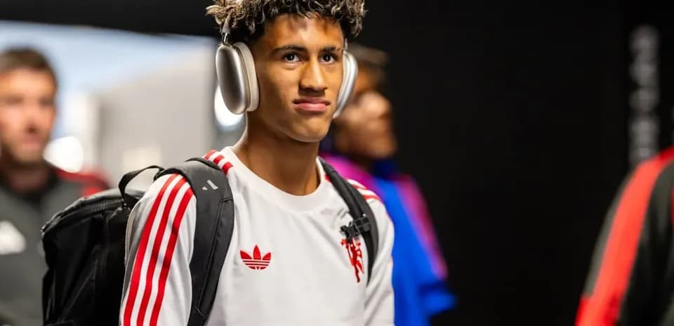 Jugador entrando al vestuario con auriculares puestos