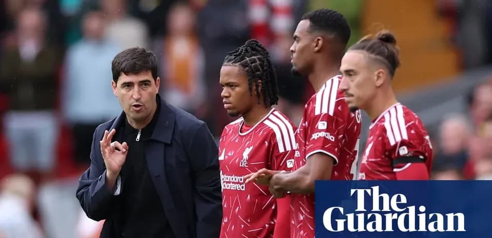 Entrenador dando instrucciones a jugadores de Liverpool