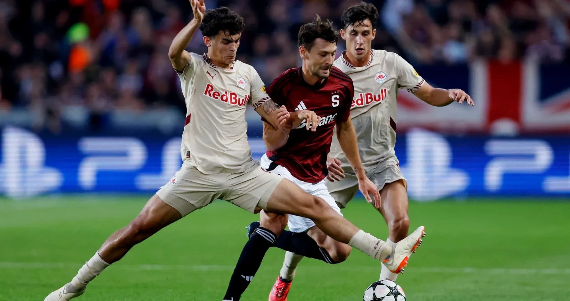 Jugadores de Red Bull Salzburg y Sparta Praha en acción