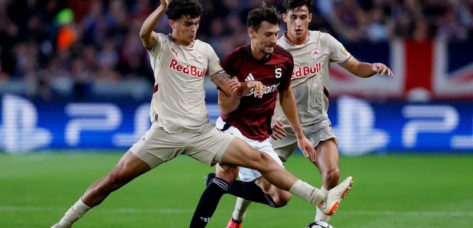 Jugadores de Red Bull Salzburg y Sparta Praha en acción