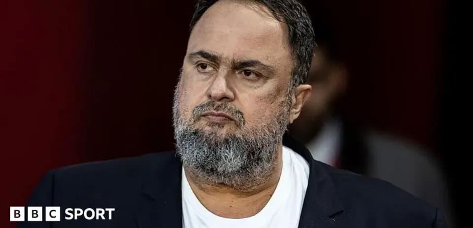 Hombre con barba y chaqueta oscura en conferencia