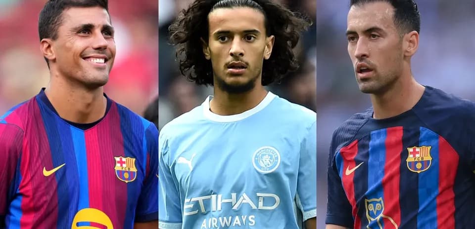 Tres futbolistas en uniformes de sus equipos