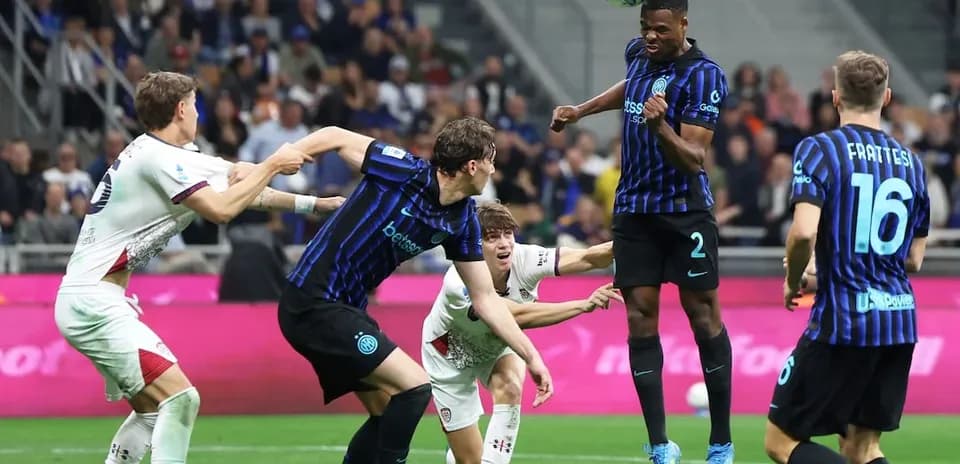 Jugadores de Cagliari e Inter disputando el balón