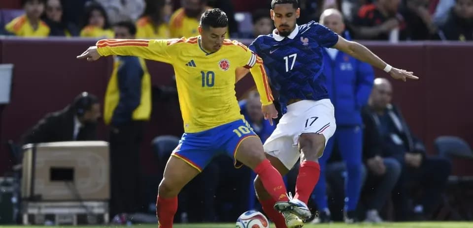 Jugador colombiano y francés luchando por el balón