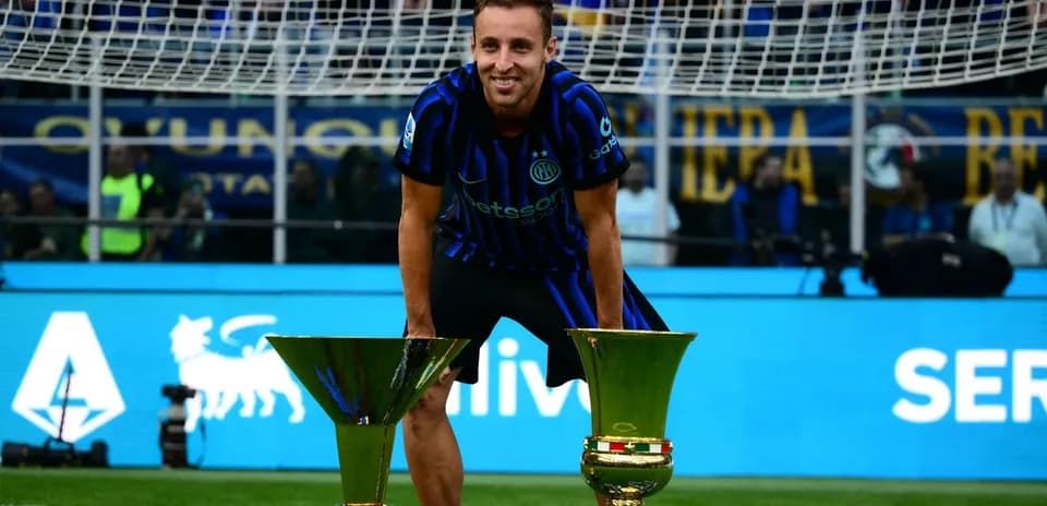 Jugador de Inter de Milán con trofeos en el campo