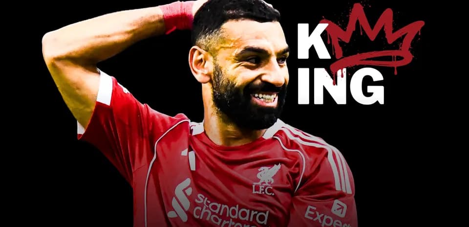 Jugador de Liverpool sonriendo con camiseta roja