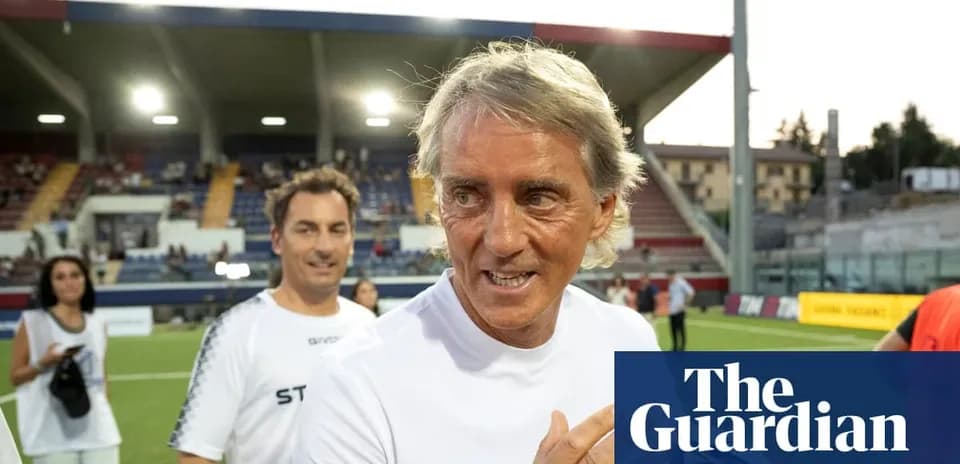 Entrenador hablando en el campo después del partido