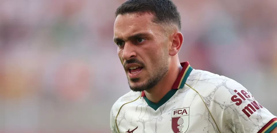 Jugador del FC Augsburg en acción durante partido