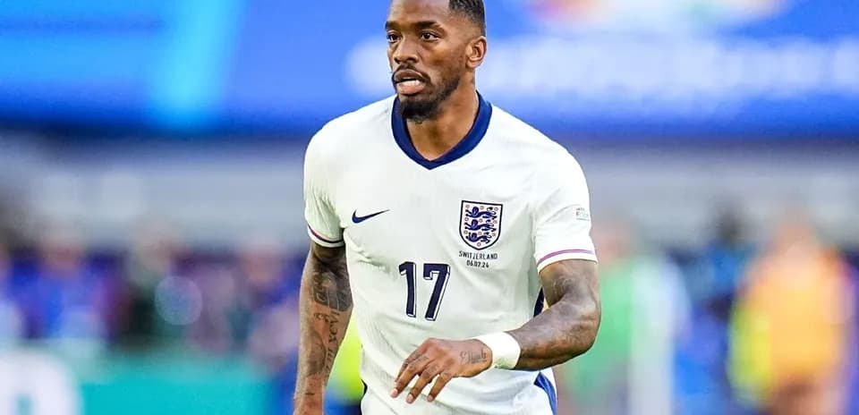 Jugador de Inglaterra corriendo en el campo de fútbol