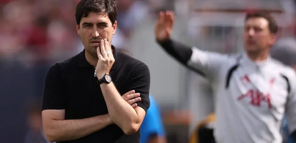Entrenador observando el juego durante el partido