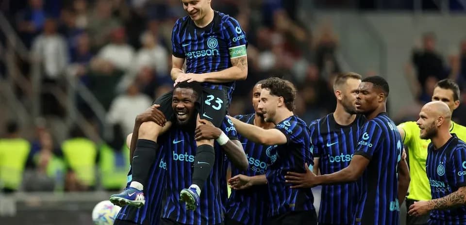 Jugadores de Inter celebrando un gol