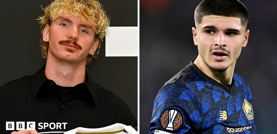 Dos jugadores posando para la cámara en diferentes contextos