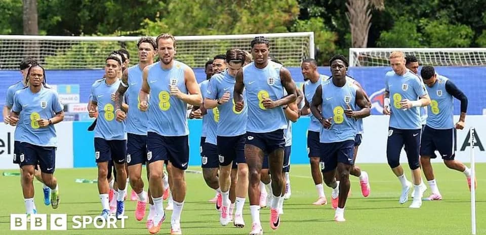 Jugadores de Inglaterra corriendo en sesión de entrenamiento