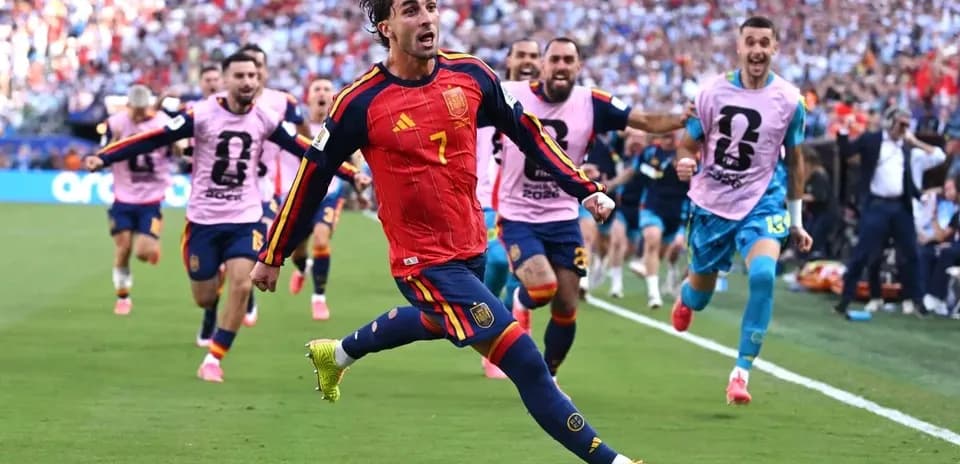 Jugador de España celebrando un gol con compañeros