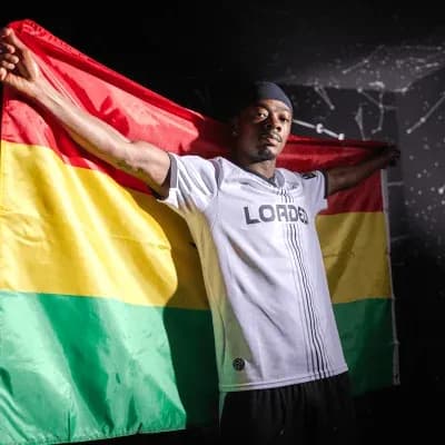 Jugador sosteniendo una bandera en un fondo oscuro
