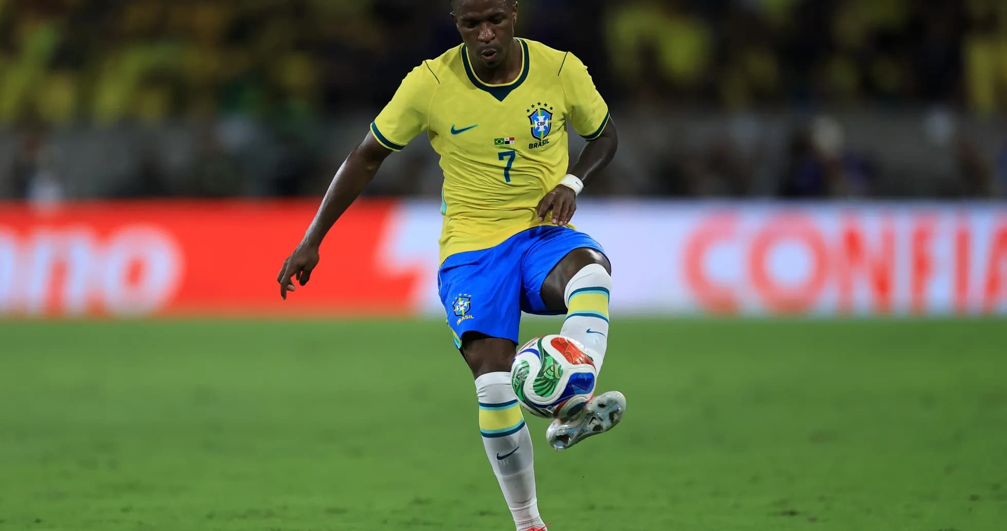 Jugador de Brasil controlando el balón