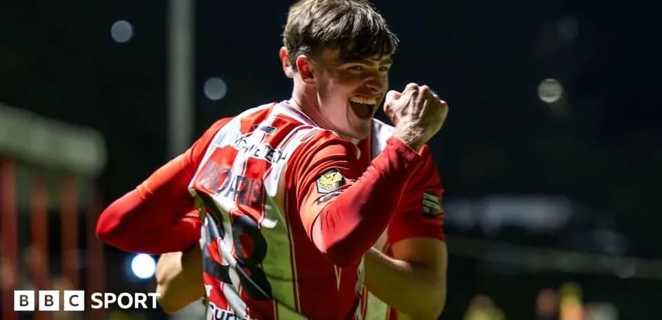 Jugador celebrando un gol en partido nocturno