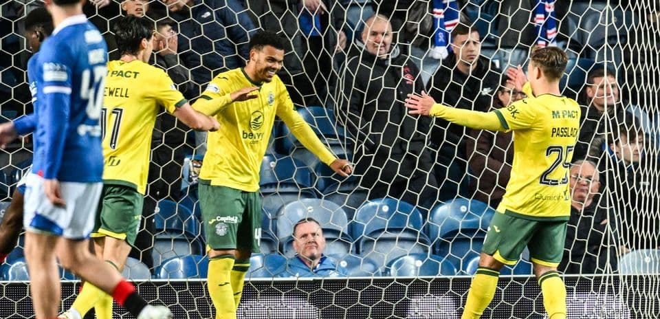Jugadores celebrando un gol en el campo de fútbol
