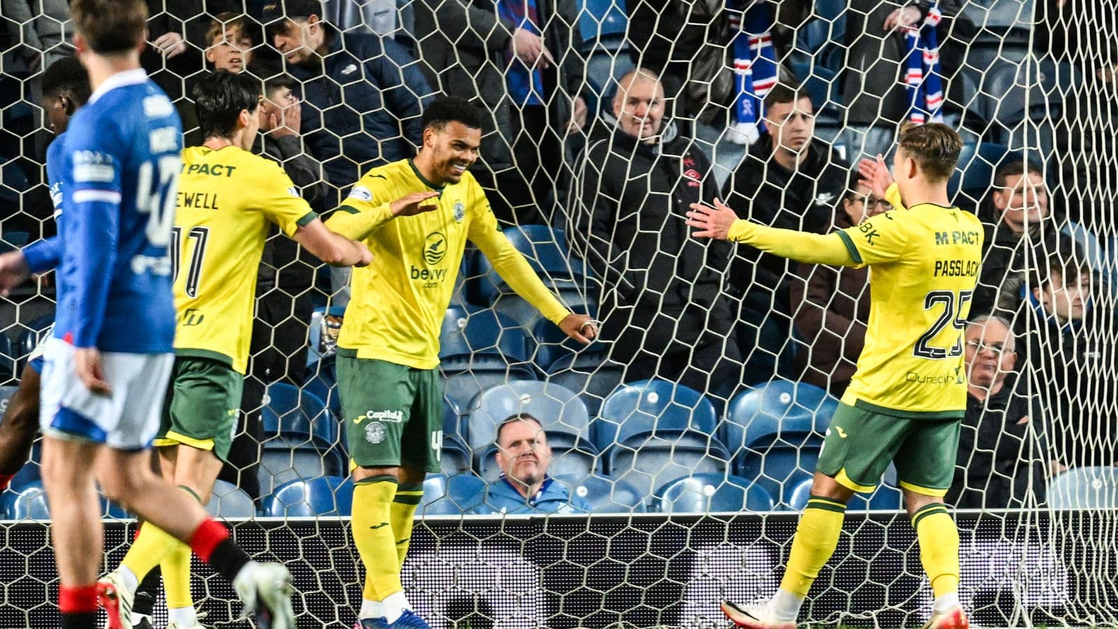Jugadores celebrando un gol en el campo de fútbol