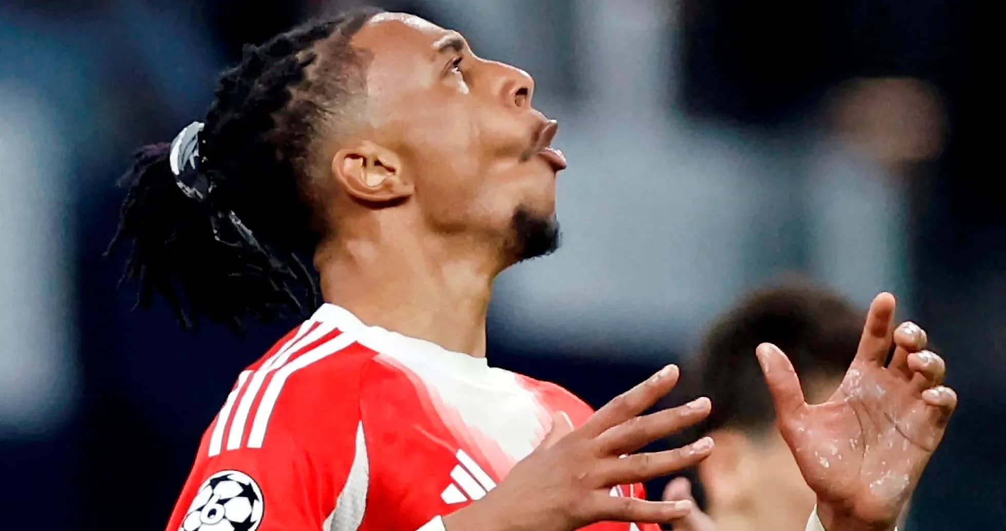 Jugador de fútbol levantando las manos en celebración