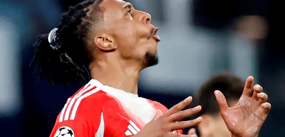 Jugador de fútbol levantando las manos en celebración