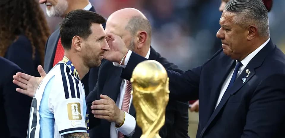Lionel Messi recibiendo el trofeo de la Copa Mundial