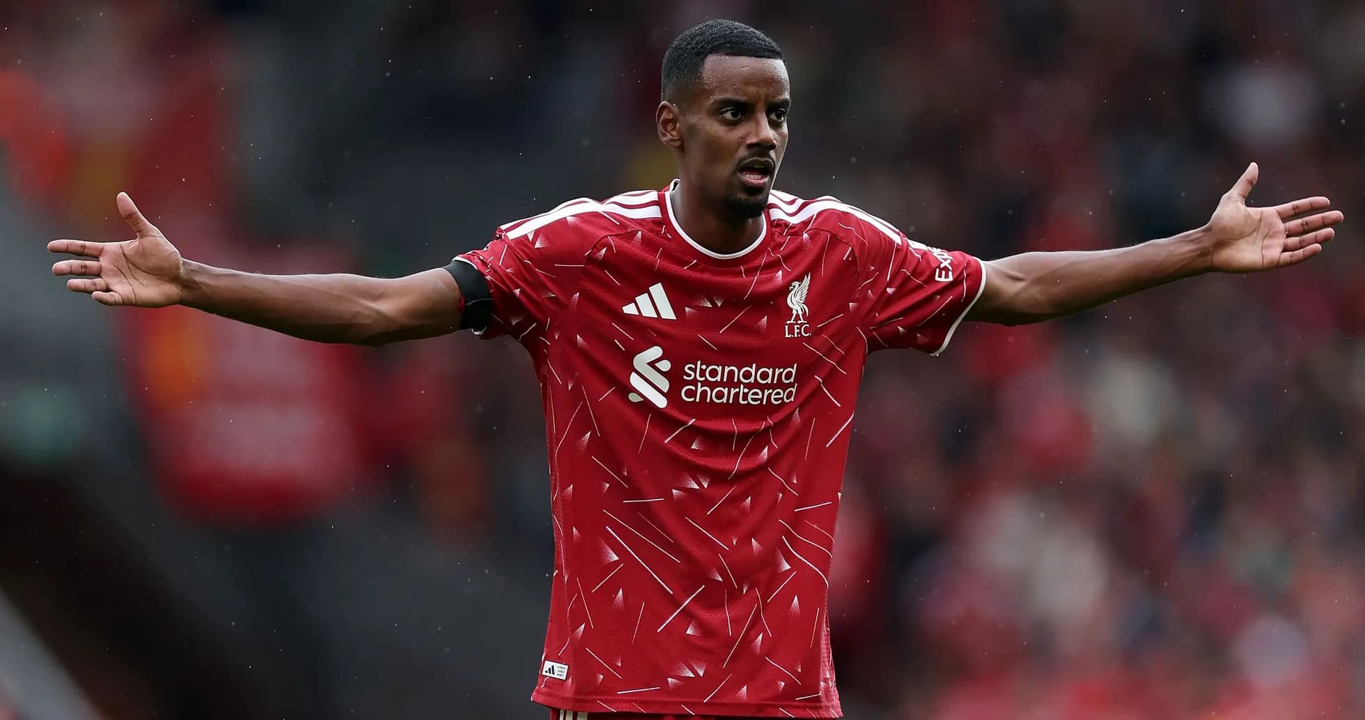 Jugador de Liverpool con los brazos extendidos en el campo