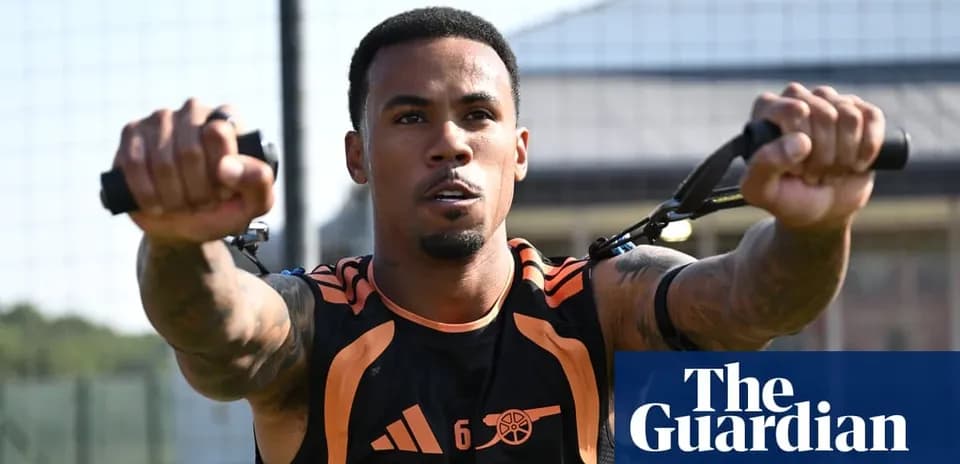 Jugador entrenando con bandas de resistencia en campo