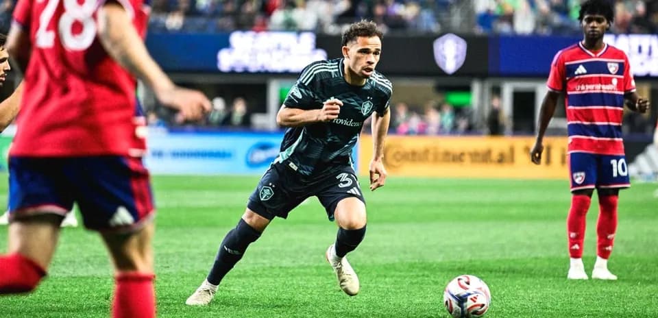 Jugador del Seattle Sounders driblando el balón
