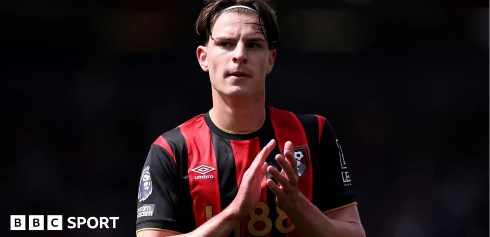 Jugador de Bournemouth aplaudiendo en el campo