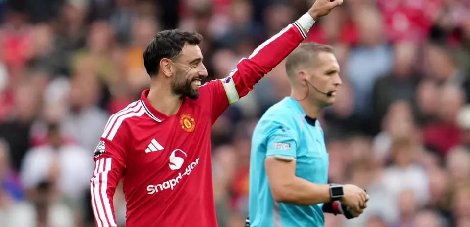 Bruno Fernandes levantando el brazo durante el partido