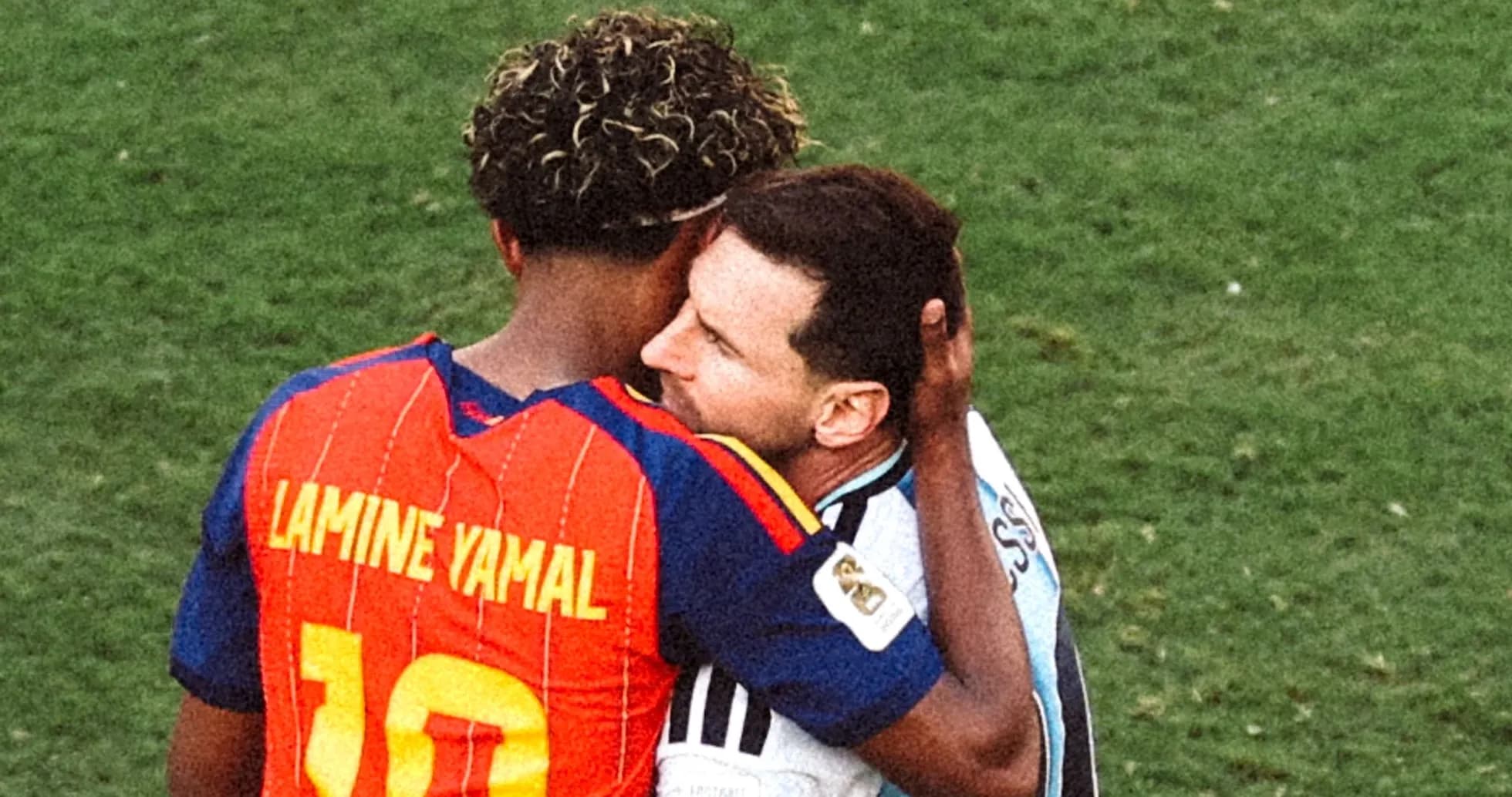 Lamine Yamal y Lionel Messi abrazándose en el campo