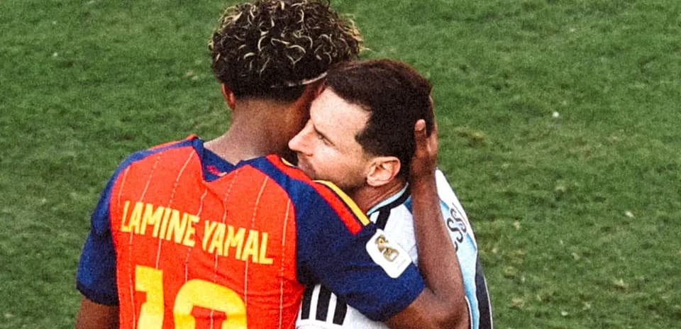 Lamine Yamal y Lionel Messi abrazándose en el campo