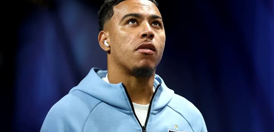 Jugador de Inglaterra mirando hacia arriba antes del partido