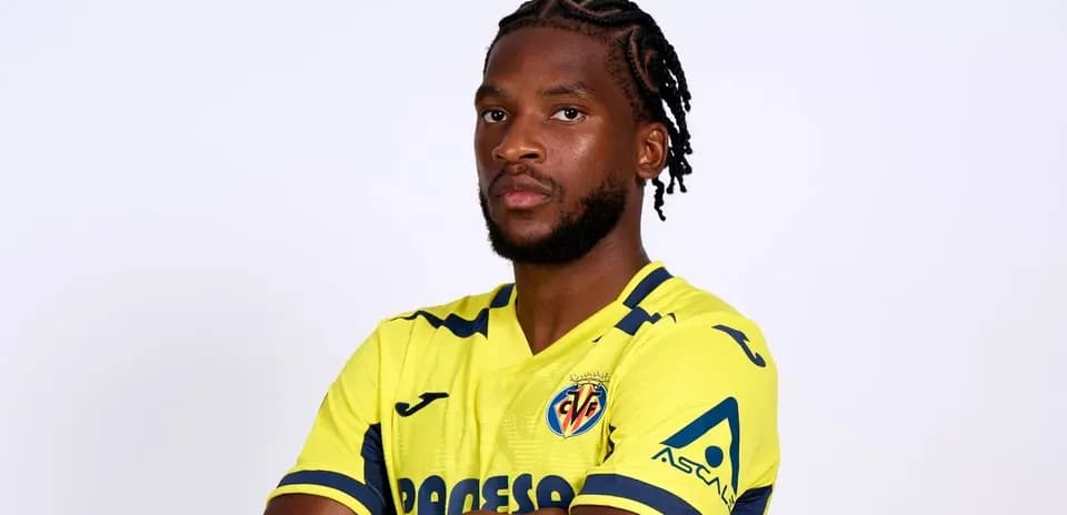Jugador de Villarreal en camiseta amarilla posando
