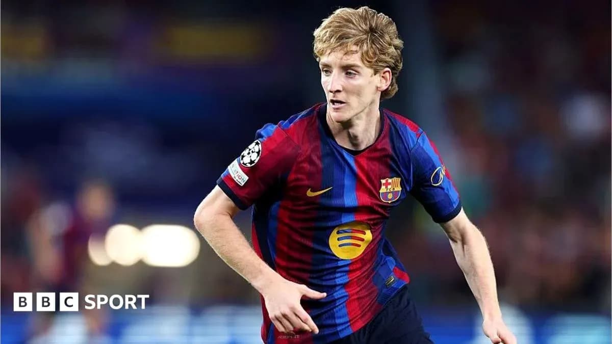 Jugador de Barcelona corriendo con balón en el campo