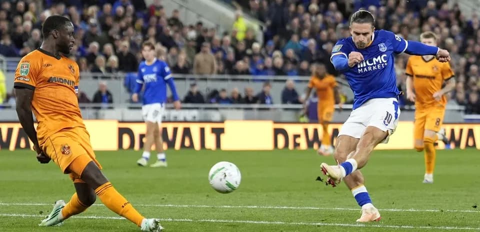 Jugador de Everton disparando a puerta en partido