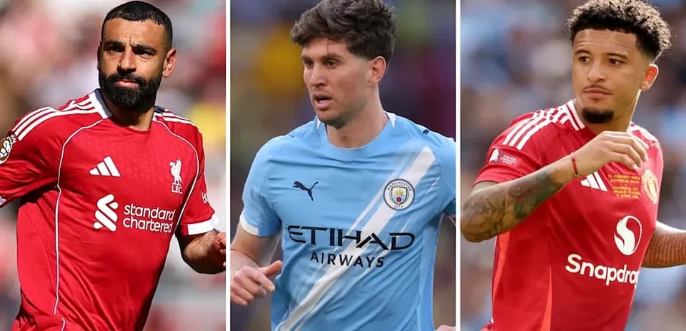 Tres jugadores de fútbol en sus uniformes de club