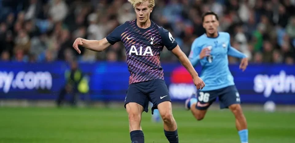 Jugador de Tottenham pasando el balón durante el partido
