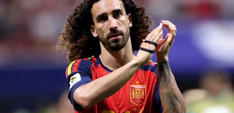 Jugador aplaudiendo con camiseta de España