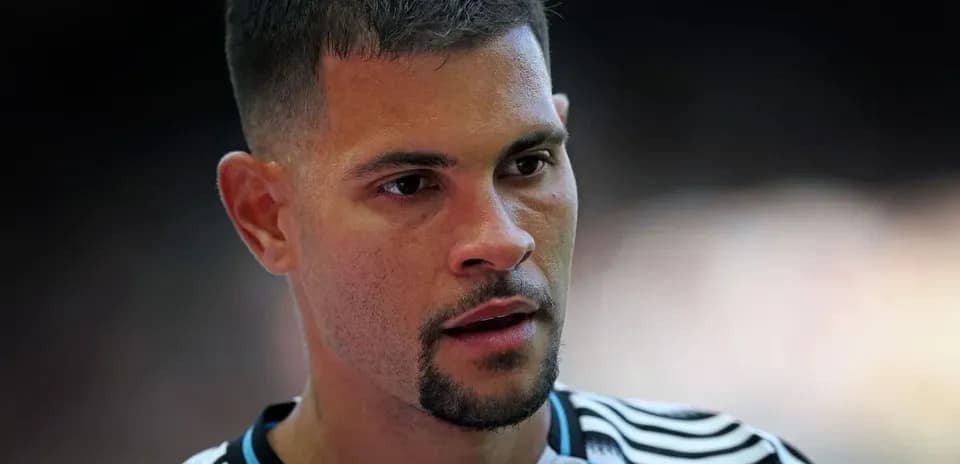 Jugador de fútbol en uniforme durante partido