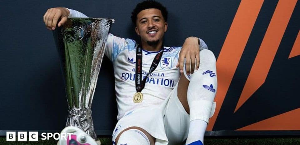 Jugador posando con trofeo en fondo oscuro