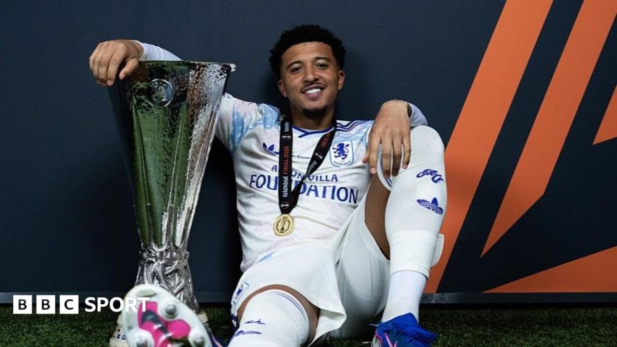 Jugador posando con trofeo en fondo oscuro