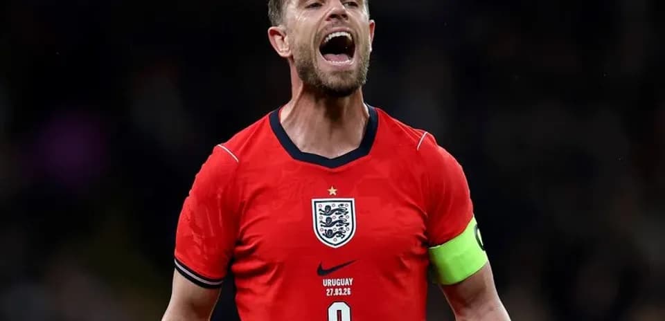 Jugador de Inglaterra celebrando con camiseta roja