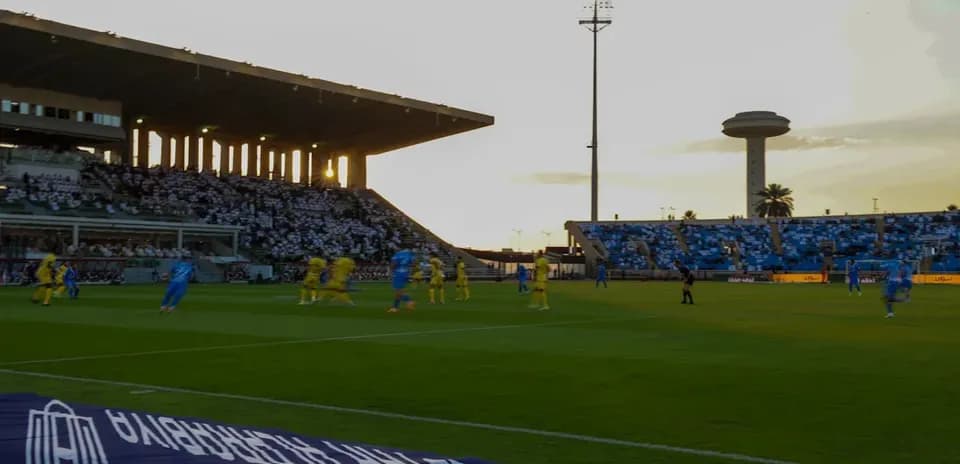 Jugadores en acción durante un partido de fútbol